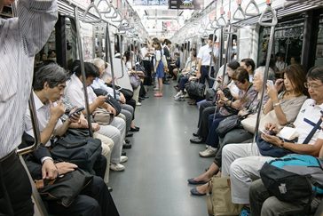 personnes pariant sur leur smartphone dans le métro