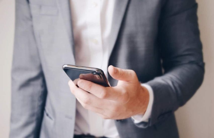 Homme, smartphone à la main