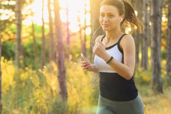 running-femme-ecouteurs